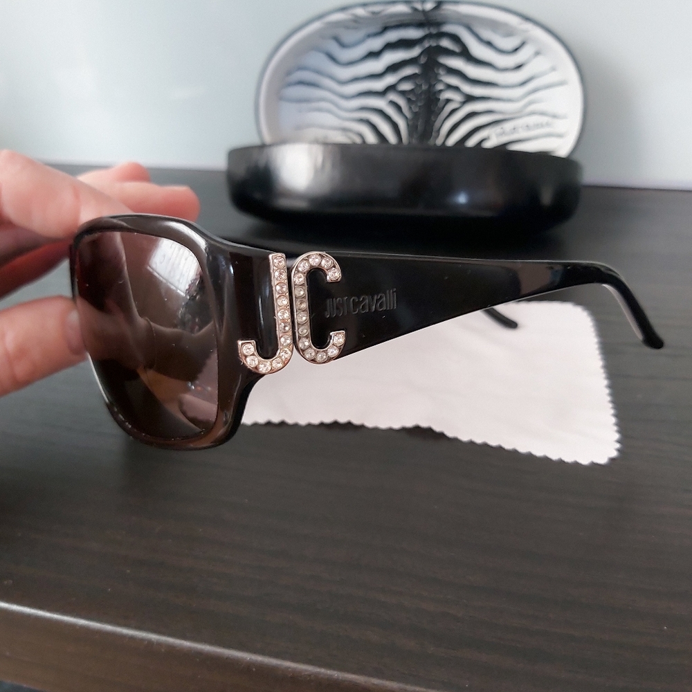 Gorgeous women Just Cavalli sunglasses - Picture 8 of 9